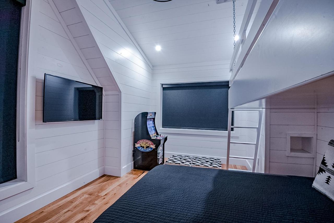 "The Barndo" 4Br Luxury Cabin, Hot Tub, Fire Pit, Bunks, Arcades, Playhouse! 브로큰보우 외부 사진
