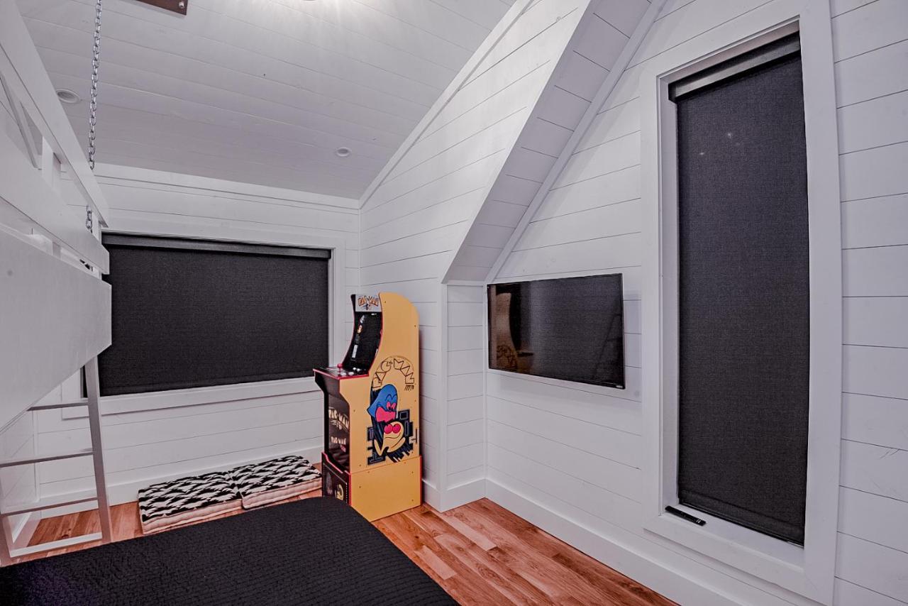 "The Barndo" 4Br Luxury Cabin, Hot Tub, Fire Pit, Bunks, Arcades, Playhouse! 브로큰보우 외부 사진